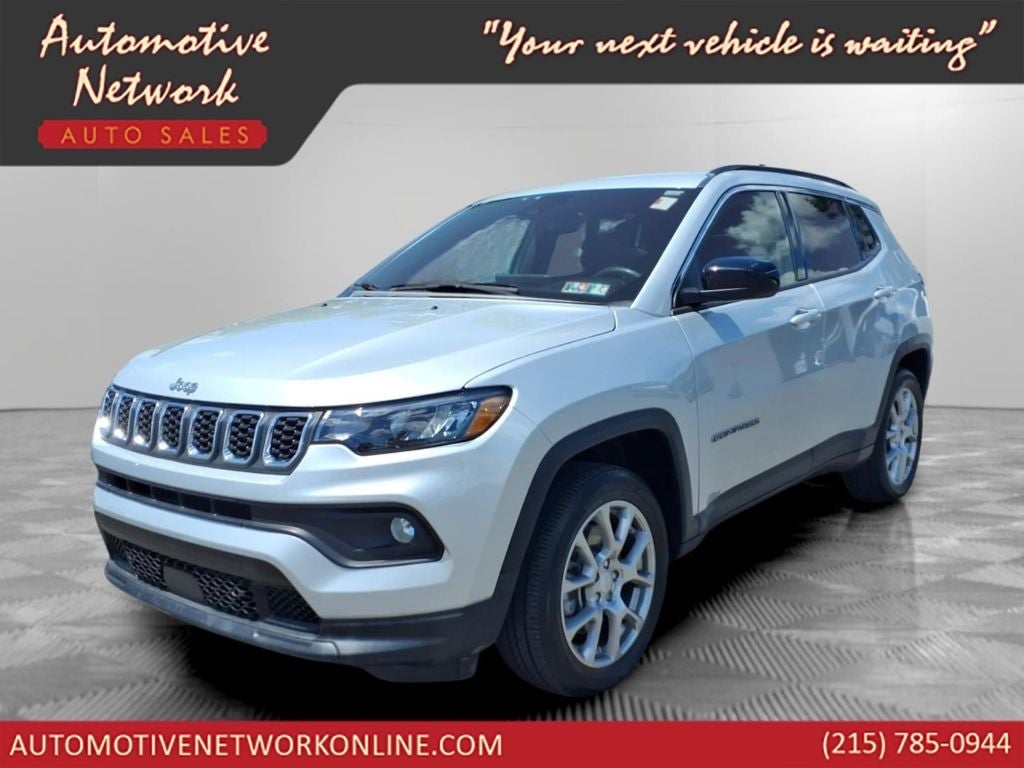 2024 Jeep Compass Latitude Lux in Silver Zynith Metallic Clearcoat — front three-quarter view